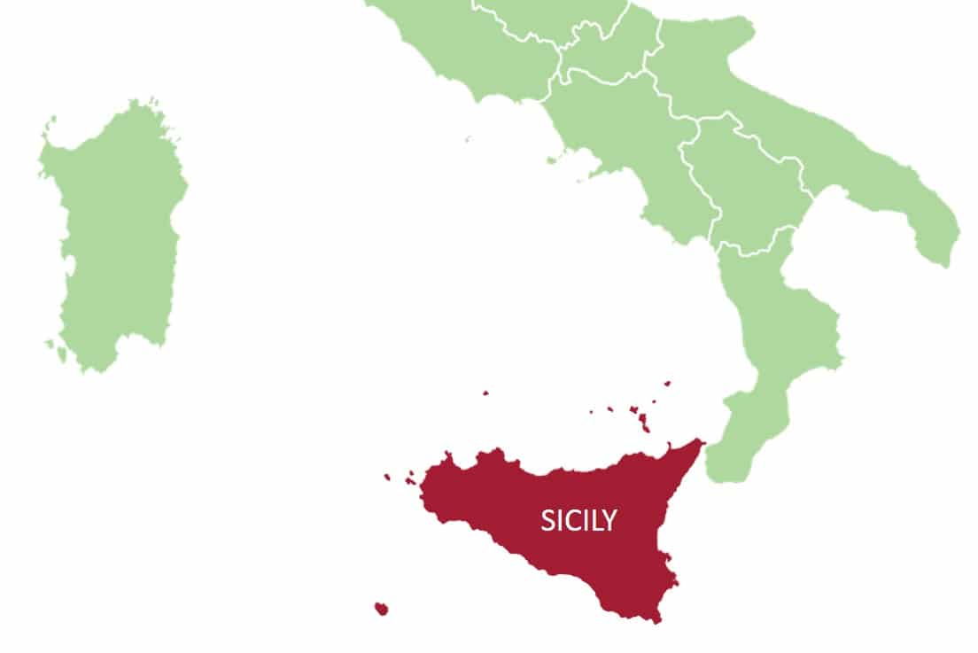 Сицилия Лайон дрочит длинный хуй двумя руками